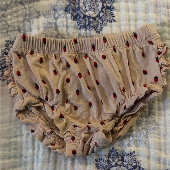 Hanna Anderson bamboo ruffle butt, cute little diaper cover w/ strawberries 🍓 - Picture 1 of 4